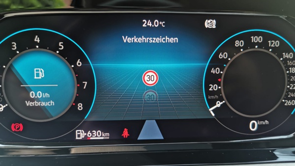 VW Golf 8 Verkehrszeichenerkennung 3