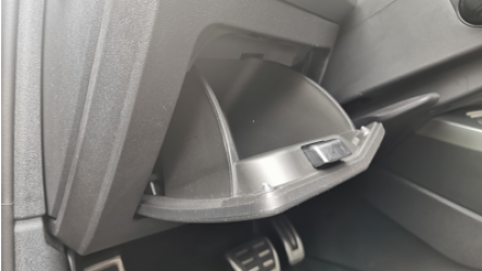 Audi-A3-8Y-zusätzliches-Ablagefach-Armaturenbrett