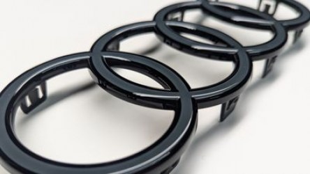 Audi_A3_8Y_Facelift_Ringe_Logo_schwarz_anthrazit_85E853605A_716_original_vorne_25