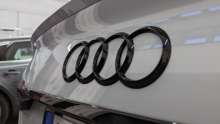 Audi_A4_B9_8W_Limousine_Facelift_Ringe_schwarz_hinten_Heckklappe_8W0071802