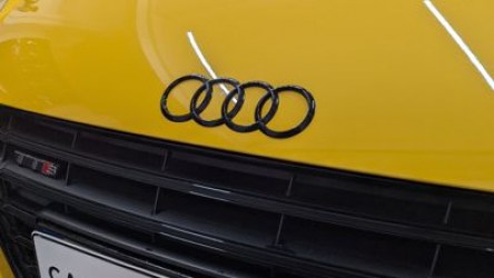 Audi_TT_8S_Ringe_Logo_schwarz_vorne_Motorhaube_8S0071801