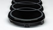 Original_Audi_Q8_e-tron_4M_Logo_schwarz_kuehlergrill_vorne_4KE071801A