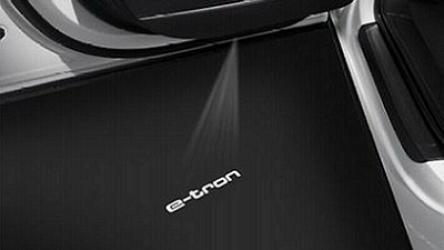 aud-e-tron-logo-projektor1